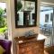 Cybils Retreat - Renovated 2 bedroom house with enclosed garden