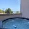 Petite maison avec accès piscine et jacuzzi chauffée Petite maison avec accès piscine et jacuzzi chauffée