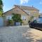 Cotswold studio with kitchen & patio