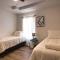Chic & Cozy 2 bedroom - 1 bathroom - RATED BEST