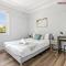 Comfort Queen Room - Private - Prime Spot - Shared Bathroom