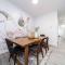 Urban Utopia - Hot Tub - King Bed - BBQ - Sleeps 16 - Garage