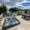 Lakeside Retreat 2 with hot tub, private fishing peg situated at Tattershall Lakes Country Park - 塔特舍尔