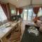 Lakeside Retreat 2 with hot tub, private fishing peg situated at Tattershall Lakes Country Park - 塔特舍尔