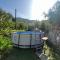 Parte di casa con giardino e piscina