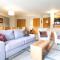 Stunning 3-bedroom apartment with mountain views