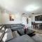3BR HOME SLEEPS 8 DOWNTOWN Med CTR /pet/EV