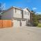 Hot tub! Sleeps 8-11Upscale Area