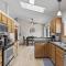 Hot tub! Sleeps 8-11Upscale Area