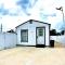 All modern Studio with private entry & parking. - براندون