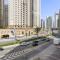 3-5 mins walk to JBR 5-7 mins to the tram - Dubaj