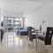 3-5 mins walk to JBR 5-7 mins to the tram - Dubaj