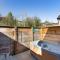 Hedgehog Lodge with Hot Tub - Cupar