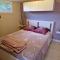 Chalet de 25 m2 avec jardin, piscine et spa uniquement accessible en juin sept