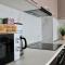 Luxe Central Apt: Free Parking - Oradea