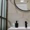 Luxe Central Apt: Free Parking - Oradea