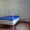 Gemütliches Zimmer mit Doppelbett und Tischtennisraum - Tuchenbach