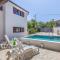 Boutique Villa with Pool and Sun Loungers in Peresiji - Peresiji