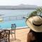 Lake Arches by StayVista - Lakeside villa with Infinity pool, Gazebo & Modern Greek interiors - Igatpuri