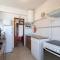 Host Wise - Spacious & Sunny Vintage Apartment at the Beach