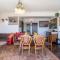 Host Wise - Spacious & Sunny Vintage Apartment at the Beach