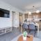 Stylish Condo at Clarendon with Rooftop Views