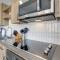 Stylish Condo at Clarendon with Rooftop Views