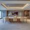 Stylish Condo at Clarendon with Rooftop Views
