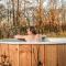 Nice chalet on the water with wood-fired hot tub, in a holiday park - Zuna