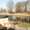 Nice chalet on the water with wood-fired hot tub, in a holiday park - Zuna