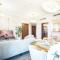 Magnificent Luxurious 2 BR with City Skyline & Sea View - Dubaj