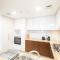 Magnificent Luxurious 2 BR with City Skyline & Sea View - Dubaj