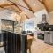 Modern Central Living - 3 Bed Aprtmnt with Gym