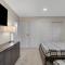 Vegas Hideaway~Pool, Bar, Many beds~NEAR STRIP - Las Vegas