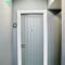 New Modern Apartment With FREE Private Parking