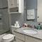 Luxe 3BR, 2BA + Hot Tub - إلمهورست
