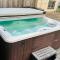 Luxe 3BR, 2BA + Hot Tub - إلمهورست