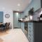 The Chaucer - Modern 3 Bed Home with parking close to city centre