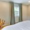 Sauna, Fire Pit Spacious and Serene Poconos Getaway - 卡纳登西斯