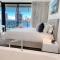 Oracle 28th floor Tower 2 Ocean views! - GC Getaways