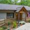 Beautiful Cabin with Hot Tub near Everything