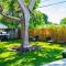 Heated Pool Tropical Backyard 3 Bedrooms, 12 min to the Ocean
