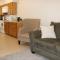Hidden Emerald-Apartment with Kitchen and Laundry