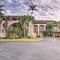 Breezy Naples Studio Condo with Screened Porch!