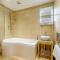 The beautifully central Flat 3 The Cobourg Tenby Sat to Sat booking only in school summer holidays