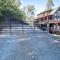Mistletoe Cabin- Private cabin w views, Hottub, pet friendly