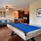 Mistletoe Cabin- Private cabin w views, Hottub, pet friendly
