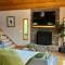 Mistletoe Cabin- Private cabin w views, Hottub, pet friendly