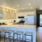 DELUXE PANORAMIC OCEAN VIEW - Dual AC - RENOVATED - FULLY EQUIPPED - SELF MGMT FREE PARKING - Уэйлея