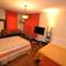 EWR AIRPORT Multilevel Guest House Room with 2-3 Beds